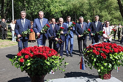 Памятник летчику Александру Мамкину открыли в столичном парке