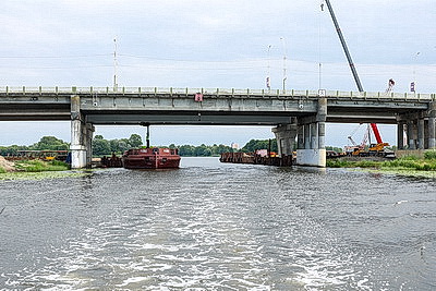 Первый белорусский электрический прогулочный катамаран тестируют на водах Мухавца в Бресте