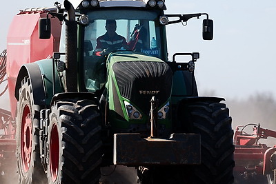 В Минской области весенний сев начали с ярового ячменя