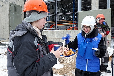 Мороз не страшен. На помощь строителям технопарка в Минске поспешил \"Васильковый патруль\" БСЖ