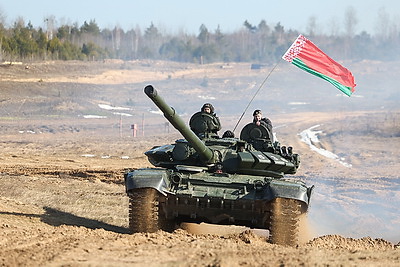 Женщин-военнослужащих Западного оперативного командования с наступающим 8 Марта поздравили на полигоне