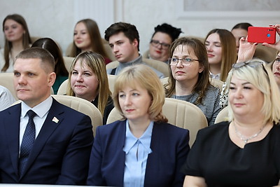 Свои первые паспорта из рук председателя КГК получили десять юных белорусов