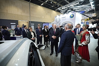 Лукашенко вручил символы Государственного знака качества