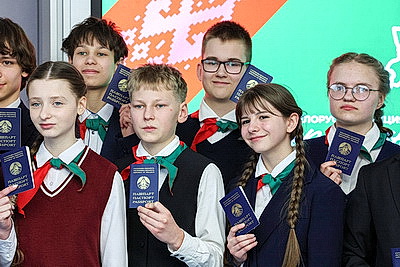 Крутой - школьникам: паспорт - это документ, в котором встречается ваша личная история и корни всей страны