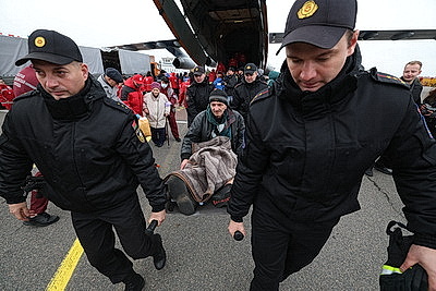 Три самолета с жителями Алешек прибыли в Беларусь