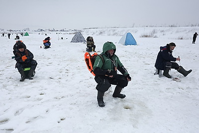 Клевое место! Зимняя рыбалка на Фатинском заливе в Могилеве