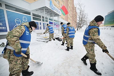 Подъезды к медучреждениям, школам, детсадам. Курсанты МЧС и военнослужащие внутренних войск помогают убирать снег