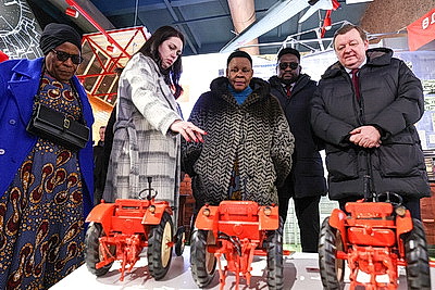 Парламентская делегация Зимбабве посетила РНПЦ \"Мать и дитя\" и МТЗ