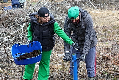 Республиканский субботник: коллектив Администрации Президента принял участие в благоустройстве мемориального комплекса и посадке леса