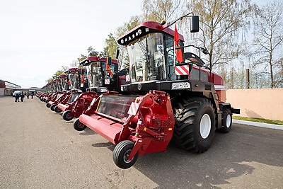 Техника к жатве: хозяйства Минской области получили 100 новых комбайнов