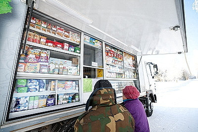 \"Давно таких зим не было\". Как в Бобруйском районе работают автолавки на селе