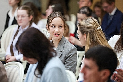 Учащимся и педагогическим работникам Минска вручили свидетельства спецфонда Президента