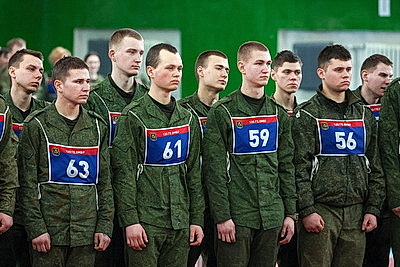 Марш-бросок и подтягивание. Десантники и гвардейцы сдают нормативы по физподготовке во время проверки ВС