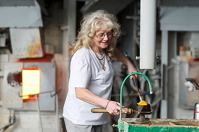 Женщина-стеклодув из Березовки 20 лет создает шедевры из стекла и хрусталя