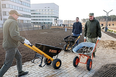 Около 800 человек присоединились к субботнику на готовящейся к сдаче больнице в Гродно