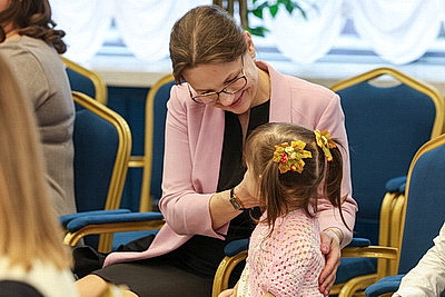 \"Забота о семье - одновременно большой труд и радость\". Восьми брестчанкам вручили орден Матери