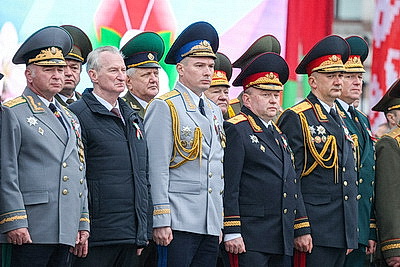 Лукашенко возложил венок к монументу Победы в Минске