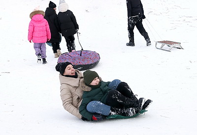 Любители активного отдыха провели праздничные выходные на снежных склонах