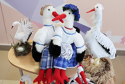 Около 100 аистов, сделанных учащимися и педагогами витебской СШ №46, украсили школьную экспозицию