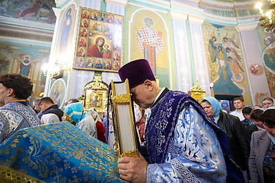 Православные верующие празднуют Рождество Пресвятой Богородицы