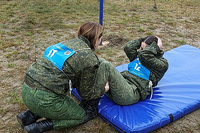 Брестские десантники сдают нормативы по физподготовке во время проверки ВС