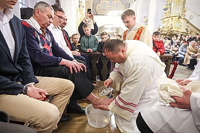 Католические верующие отмечают Чистый четверг