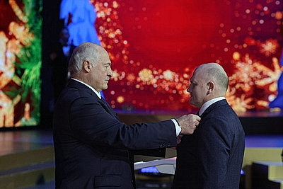 \"Мы все служим Отечеству\". Лукашенко отметил заслуги тех, кто двигает Беларусь вперед конкретными делами