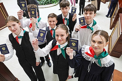 Не только права, но и обязанности перед Родиной. Школьникам вручили паспорта в Палате представителей