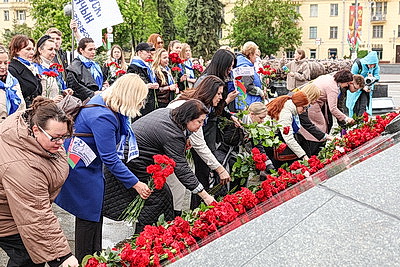 Народное возложение цветов к монументу Победы проходит в Минске