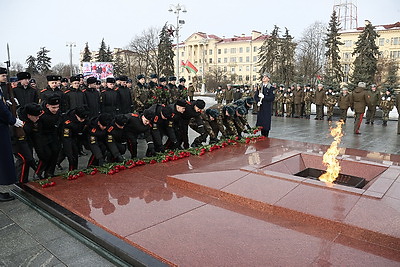 К монументу Победы возложили цветы в День защитников Отечества