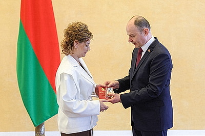 Орденом Матери наградили 42 представительниц Минской области