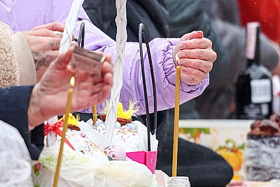 Православные верующие освящают пасхальную трапезу в храмах Беларуси