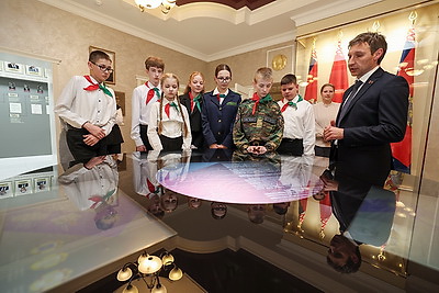 Свои первые паспорта из рук председателя КГК получили десять юных белорусов