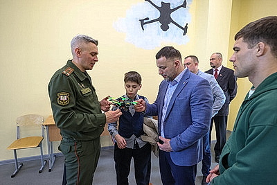 Чемпион мира по греко-римской борьбе провел встречу с суворовцами