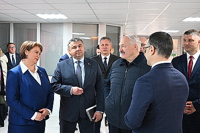 Cельское хозяйство и \"кондитерка\". Лукашенко посетил Наровлянский район