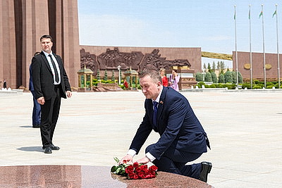 Премьер-министр Беларуси посетил мемориальный комплекс \"Народная память\" в Ашхабаде