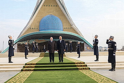 Турчин возложил венок к монументу Независимости в Ташкенте