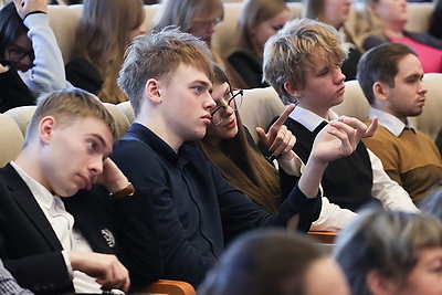 \"Впечатляет буквально все\". Участники \"Первого шага в науку\" о масштабе конференции и современных разработках