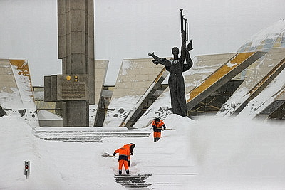 В Минске более 180 единиц техники и свыше 1,5 тысячи человек ликвидируют последствия снегопада