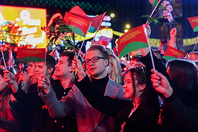 Праздничный концерт \"Дорогами Победы!\" проходит у Дворца спорта