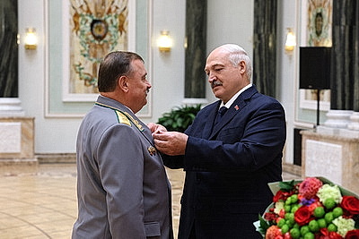 Лукашенко в преддверии Дня народного единства вручил госнаграды заслуженным представителям различных сфер