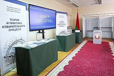 \"Нам есть чему учиться\". Председатель ЦИК Кыргызстана о работе с населением в Беларуси