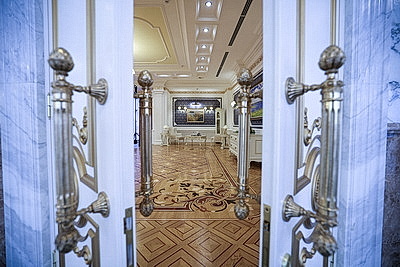 Для научных сотрудников НАН и представителей БГЭУ провели экскурсию во Дворце Независимости