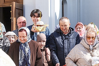 Православные верующие освящают пасхальную трапезу в храмах Беларуси