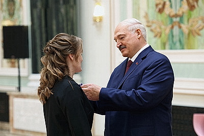 Едины в стремлении сделать страну лучше. Лукашенко в преддверии 8 Марта вручил женщинам госнаграды