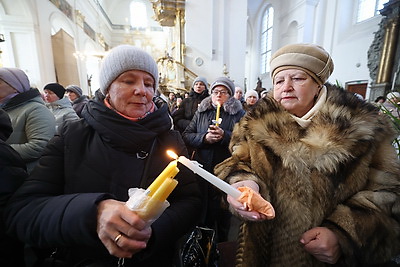 Католики празднуют Сретение Господне