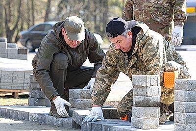Республиканский субботник: премьер-министр принял участие в благоустройстве братской могилы в Минском районе