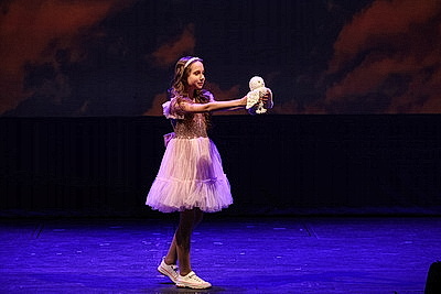 \"Ода белорусской женщине\". Со сцены Купаловского театра читают стихи на \"роднай мове\"