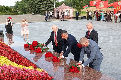 Председатель ЦК КПРФ возложил цветы к Кургану Славы