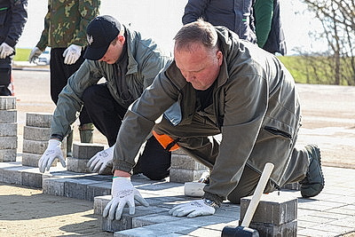 Республиканский субботник: премьер-министр принял участие в благоустройстве братской могилы в Минском районе